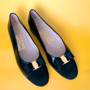 Gorgeous Salvatore Ferragamo black leather ballet flats, women’s Size 6.